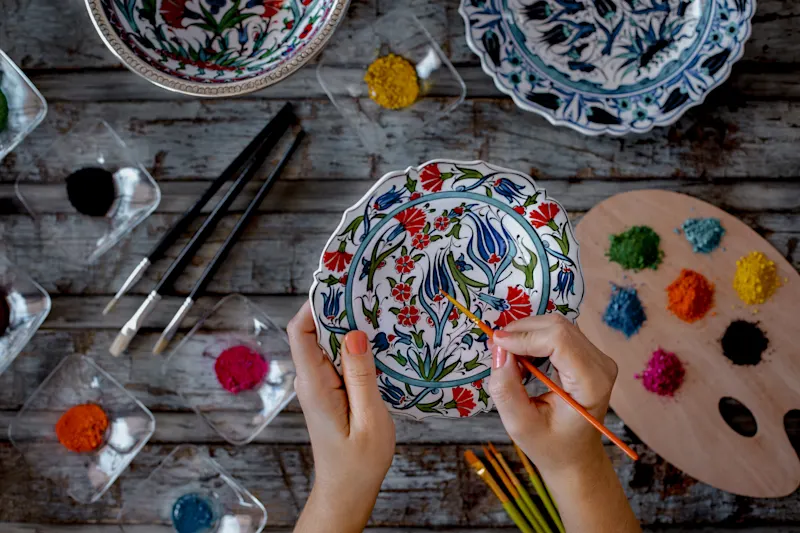 Portugal, Norte, Porto, Keramik Kunstvolle Handmalerei auf portugiesischer Keramik, Porto, Norte, Portugal.