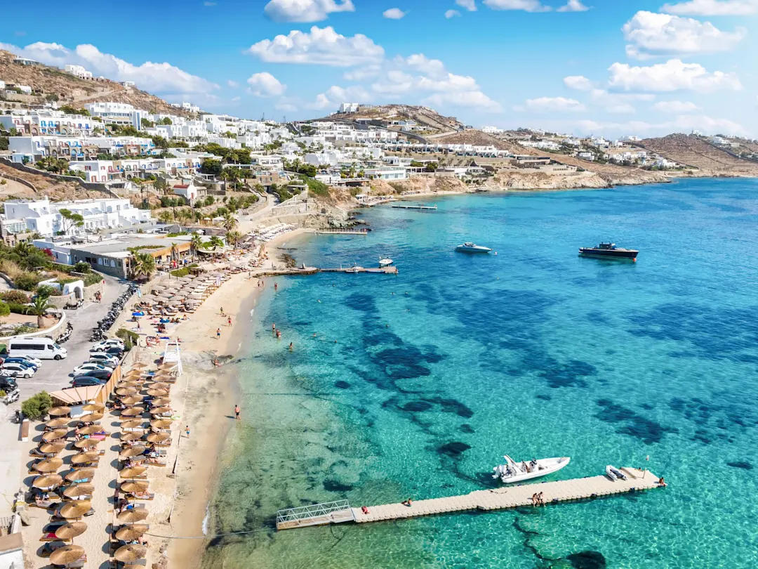 Der Agios Ioannis Strand auf Mykonos ist bekannt für seine ruhige Atmosphäre und den atemberaubenden Blick auf das Meer und die benachbarten Inseln