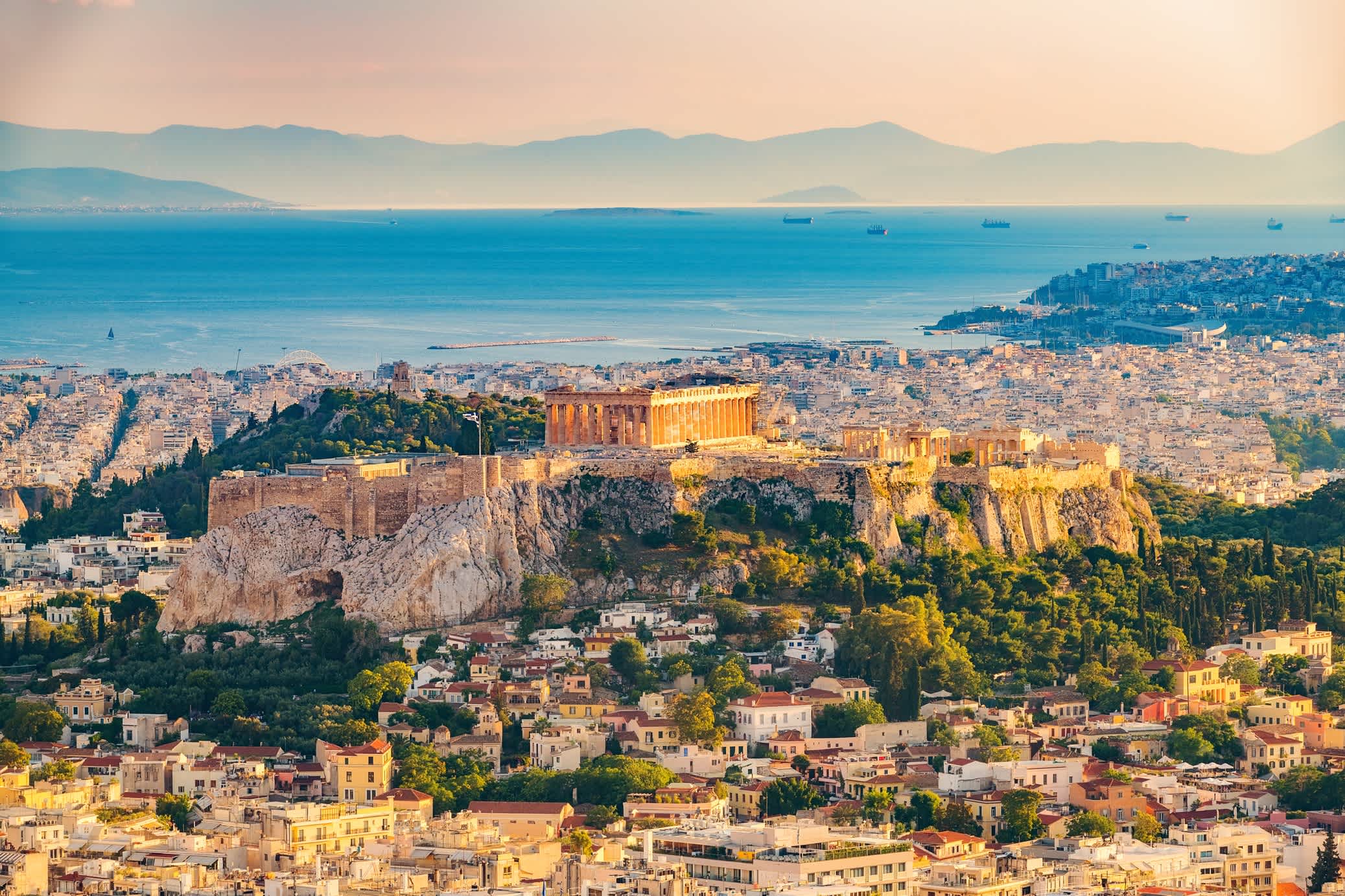 Luftaufnahme von Athen mit Meerblick