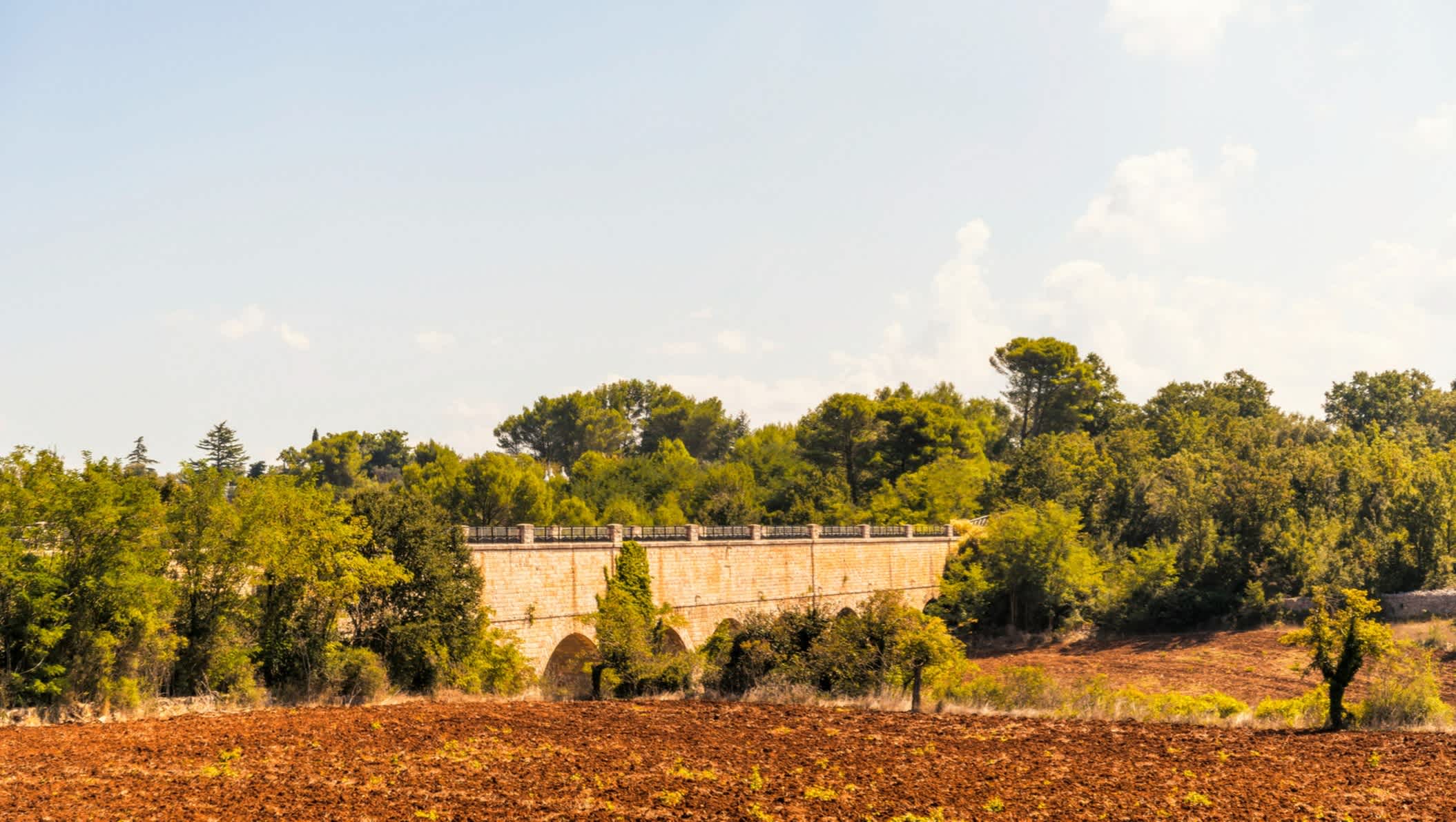 Photo d'un pont dans la Vallée d'Itria, dans les Pouilles, en Italie.