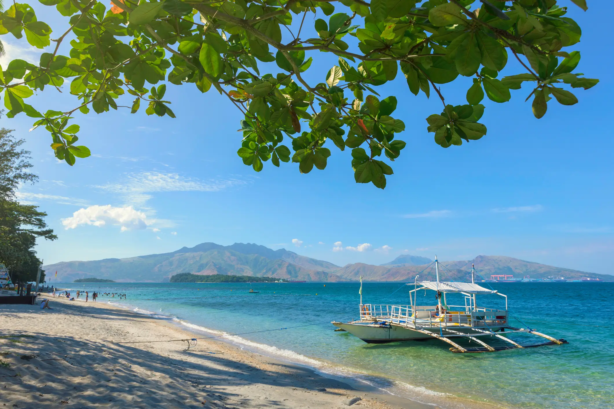 Ein Boot hat an einem Strand bei Zambales angelegt.