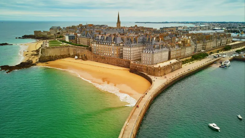 Drohnenaufnahme von Saint-Malo, Bretagne, Frankreich