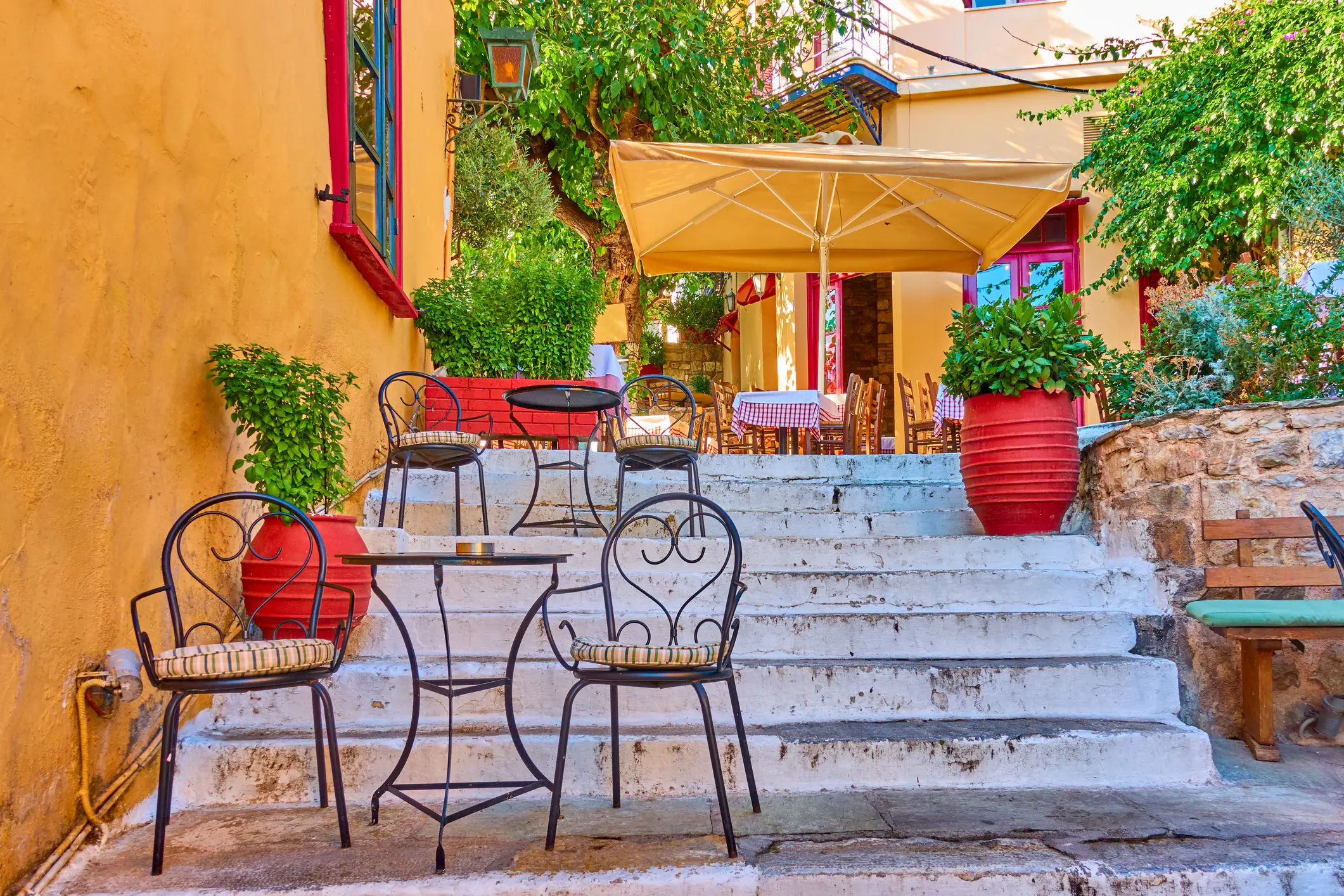 Straßencafé auf der Treppe in Plaka in Athen, Griechenland. 