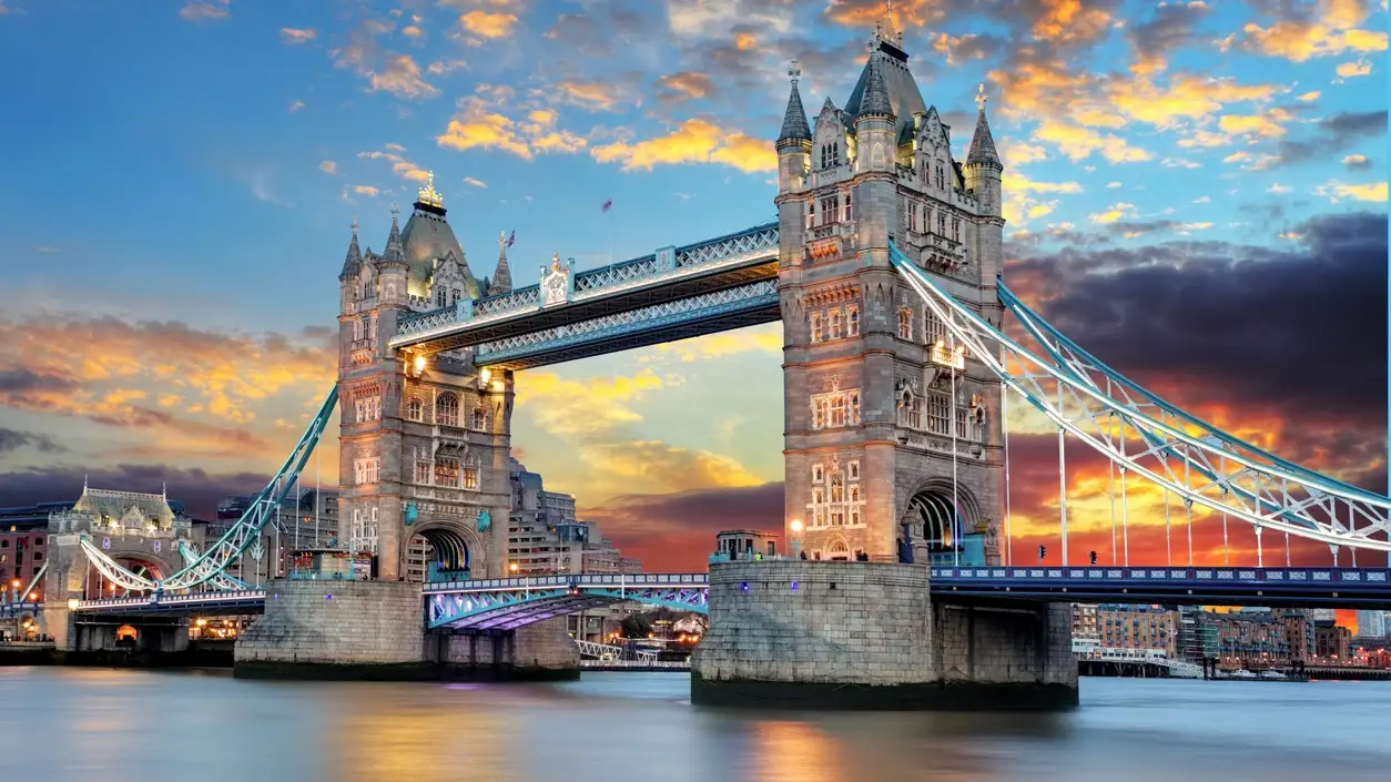 Tower Bridge bei Sonnenuntergang, London, England, UK