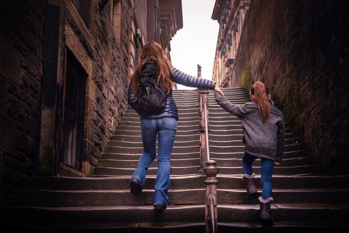 Mutter und Tochter zu Fuß Schritte in Edinburgh, Schottland 