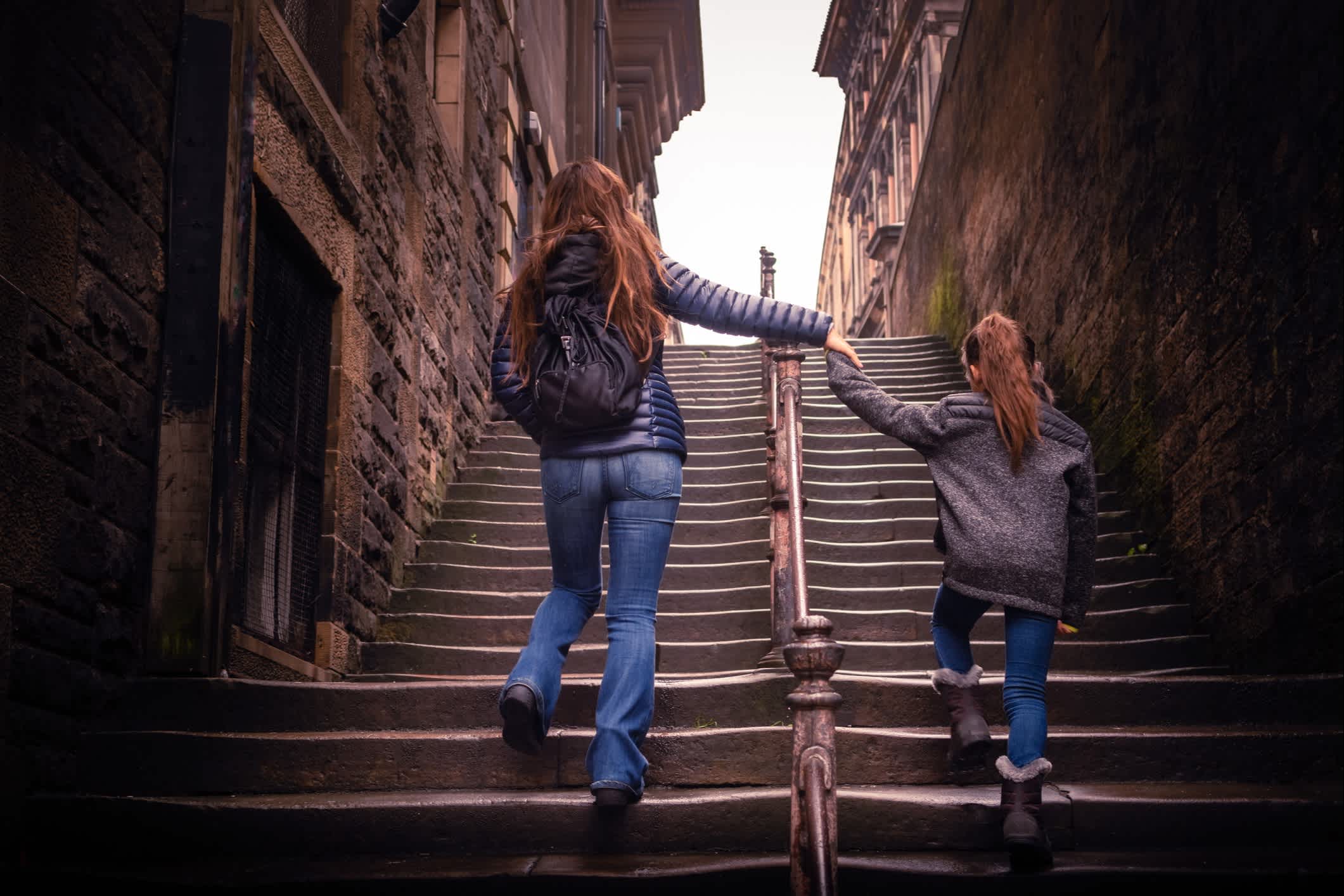 Mère et fille marchant à pied à Édimbourg, Écosse