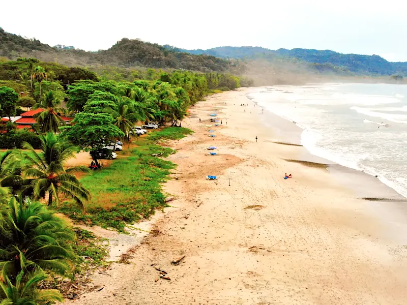 Costa Rica, Santa Teresa Plage infinie avec des palmiers et un environnement paisible. Santa Teresa, Costa Rica.