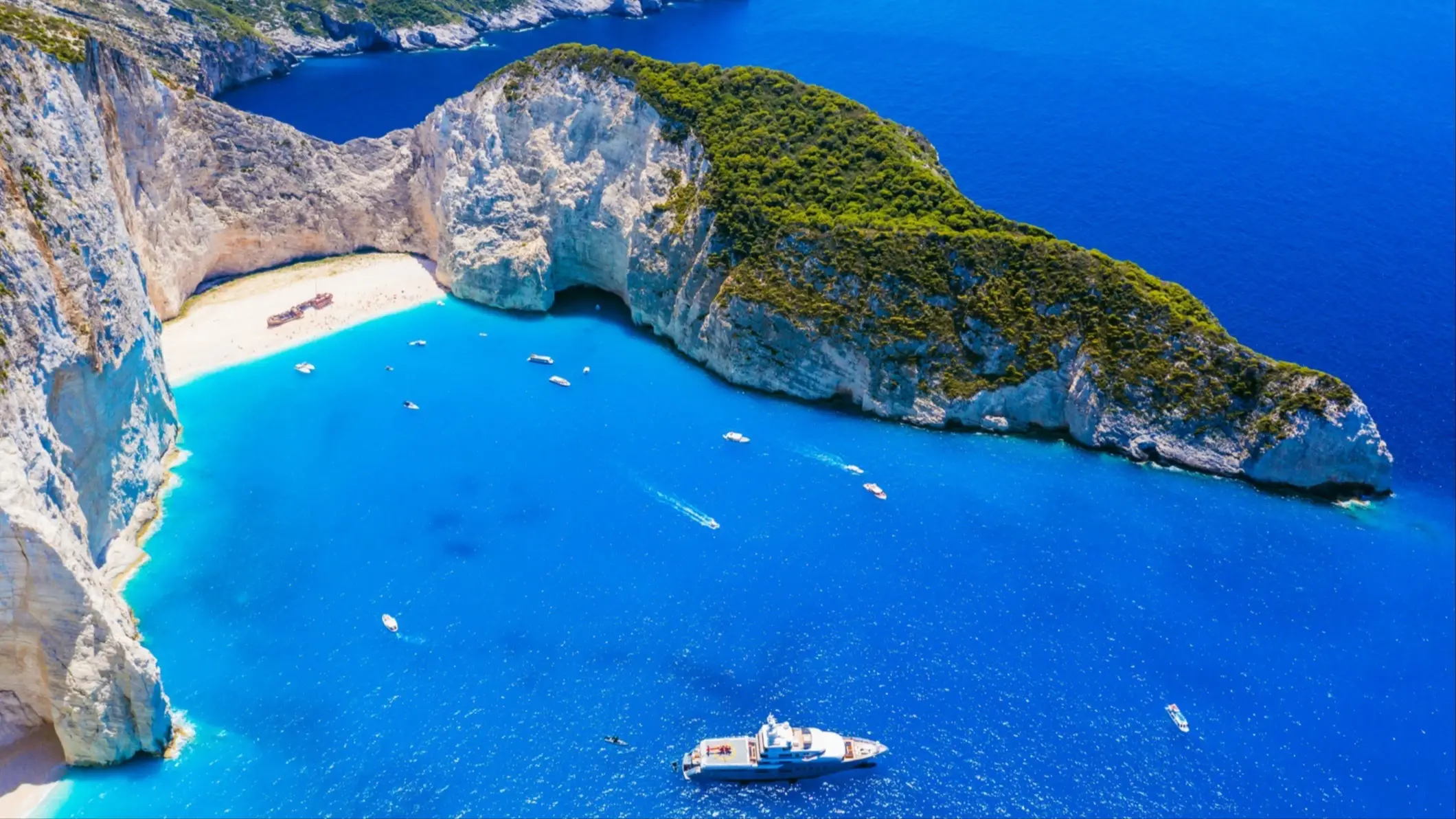 Griechenland, Zakynthos, Navagio Beach Navagio Beach mit Schiffswrack auf der Insel Zakynthos, Griechenland fotografiert aus der Luft und mit Blick auf die Klippenbucht sowie das blaue Meer.