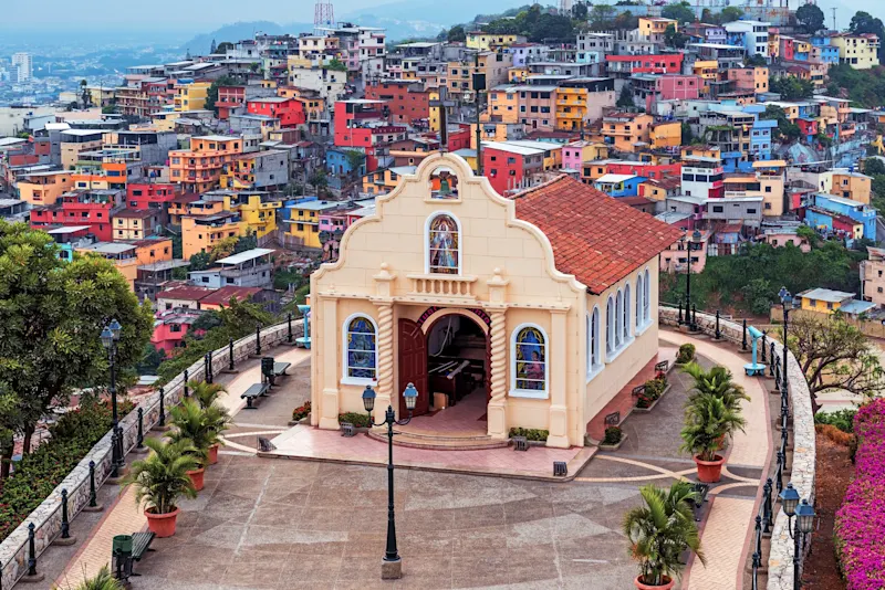 Équateur, église de Santa Ana Hill Vue de la ville de l'église Santa Ana Hill avec des appartements coloniaux colorés, quartier de Las Penas, Guayaquil, Équateur.