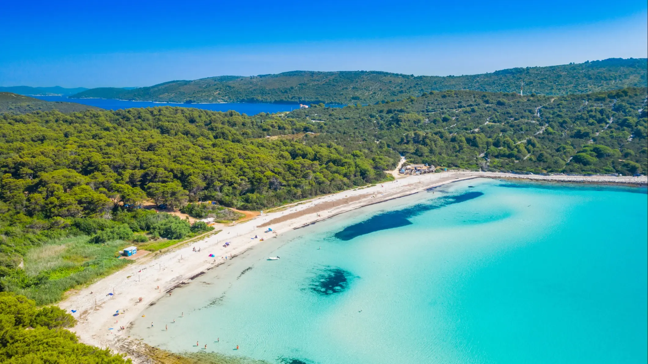 Kroatien Sakarun Der Strand Sakarun-Strand, Dugi Otok, Kroatien mit Blick auf das blaue Meer und Segelbooten am Horizont.