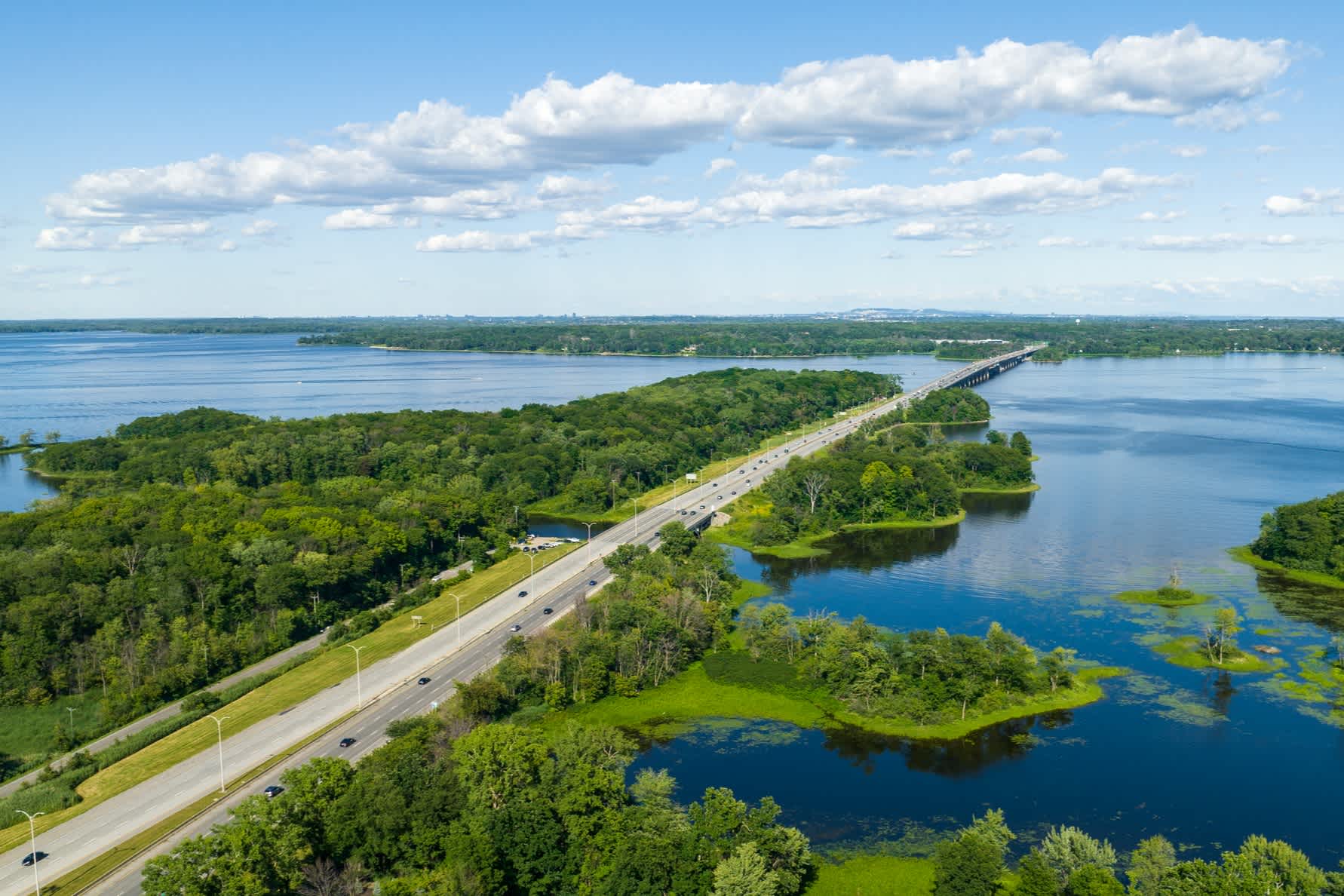 Blick auf den Trans-Canada-Highway in der Nähe von Montreal mit Seenlandschaft und üppiger Vegetation.