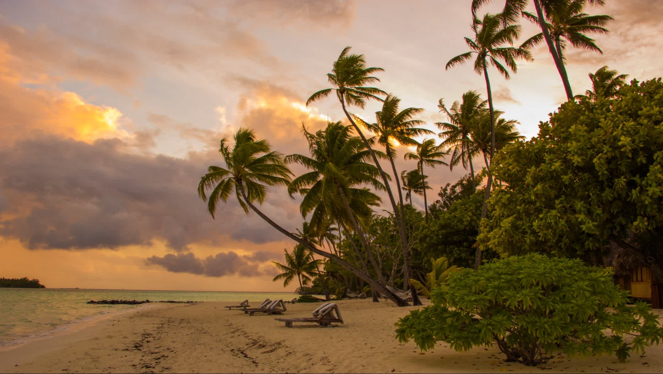 Ein Strand auf Tahiti bei Sonnenuntergang, Französisch-Polynesien.