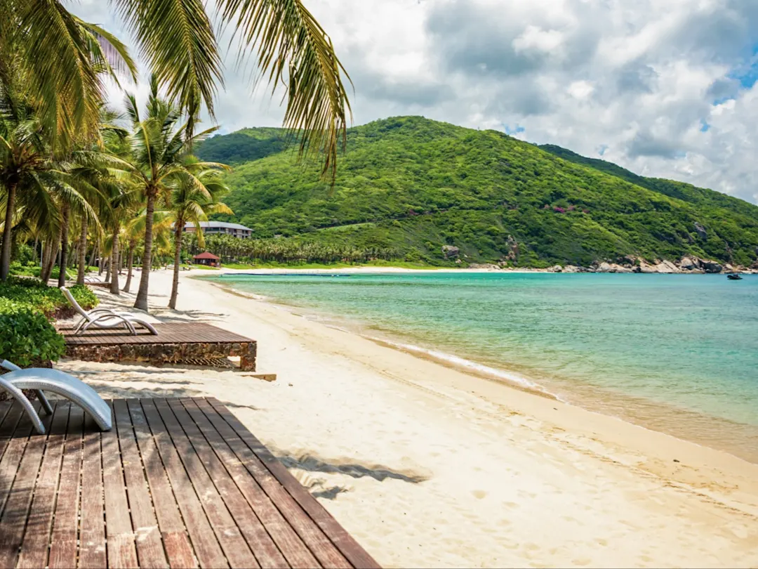 Menschenleerer Strand neben der Sanya Bucht in Hainan, China 