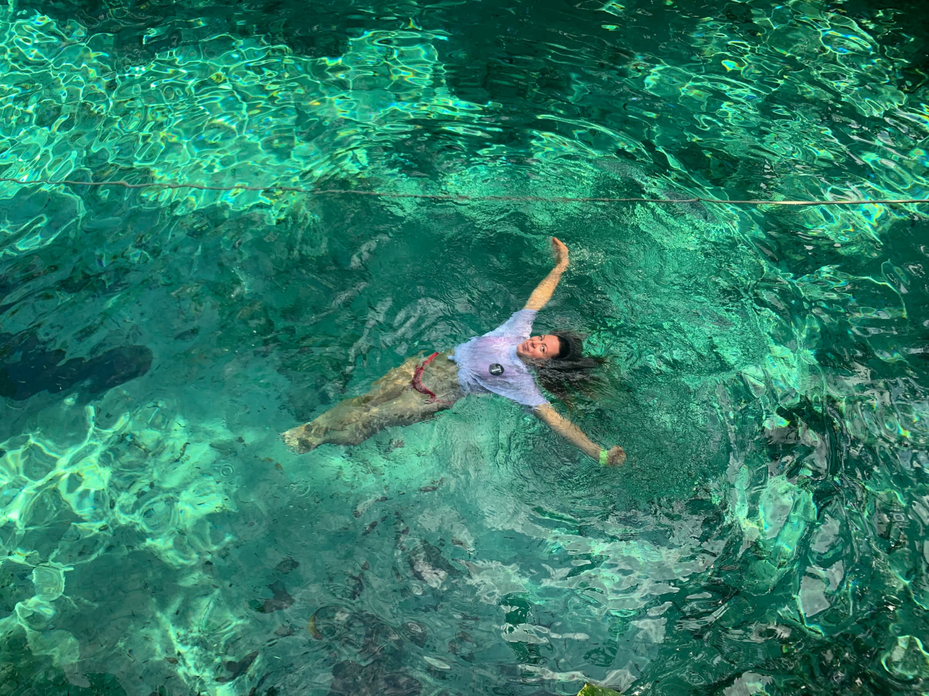 Reiseexpertin Sarah Proost schwimmend in Mexiko