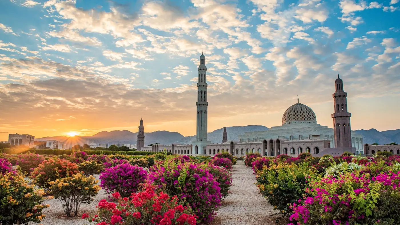 Mosquée avec des fleurs au lever du soleil. Mascate, Mascate, Oman.