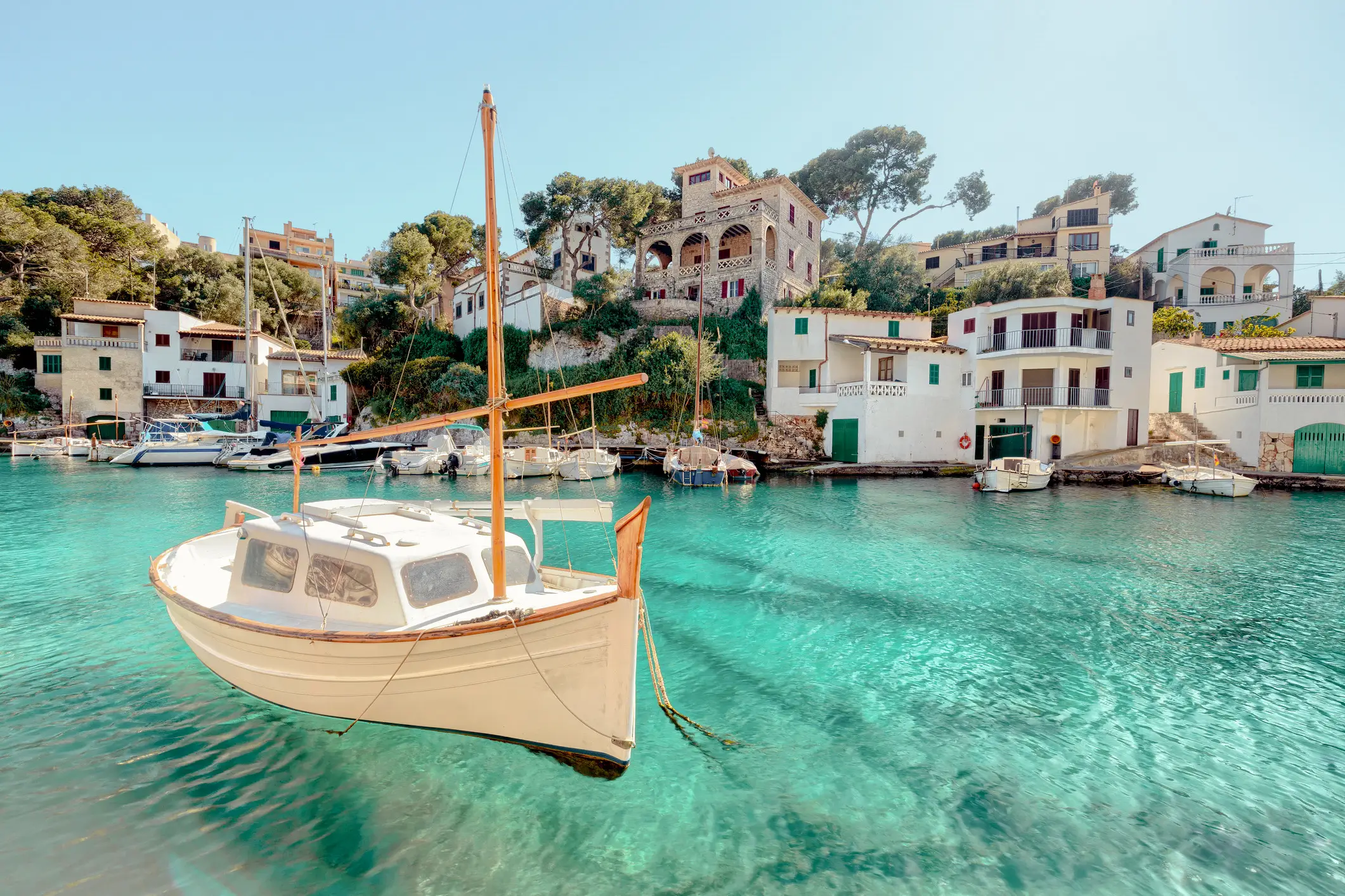 Ein Boot auf dem Meer in Cala Figuera, Mallorca, Spanien