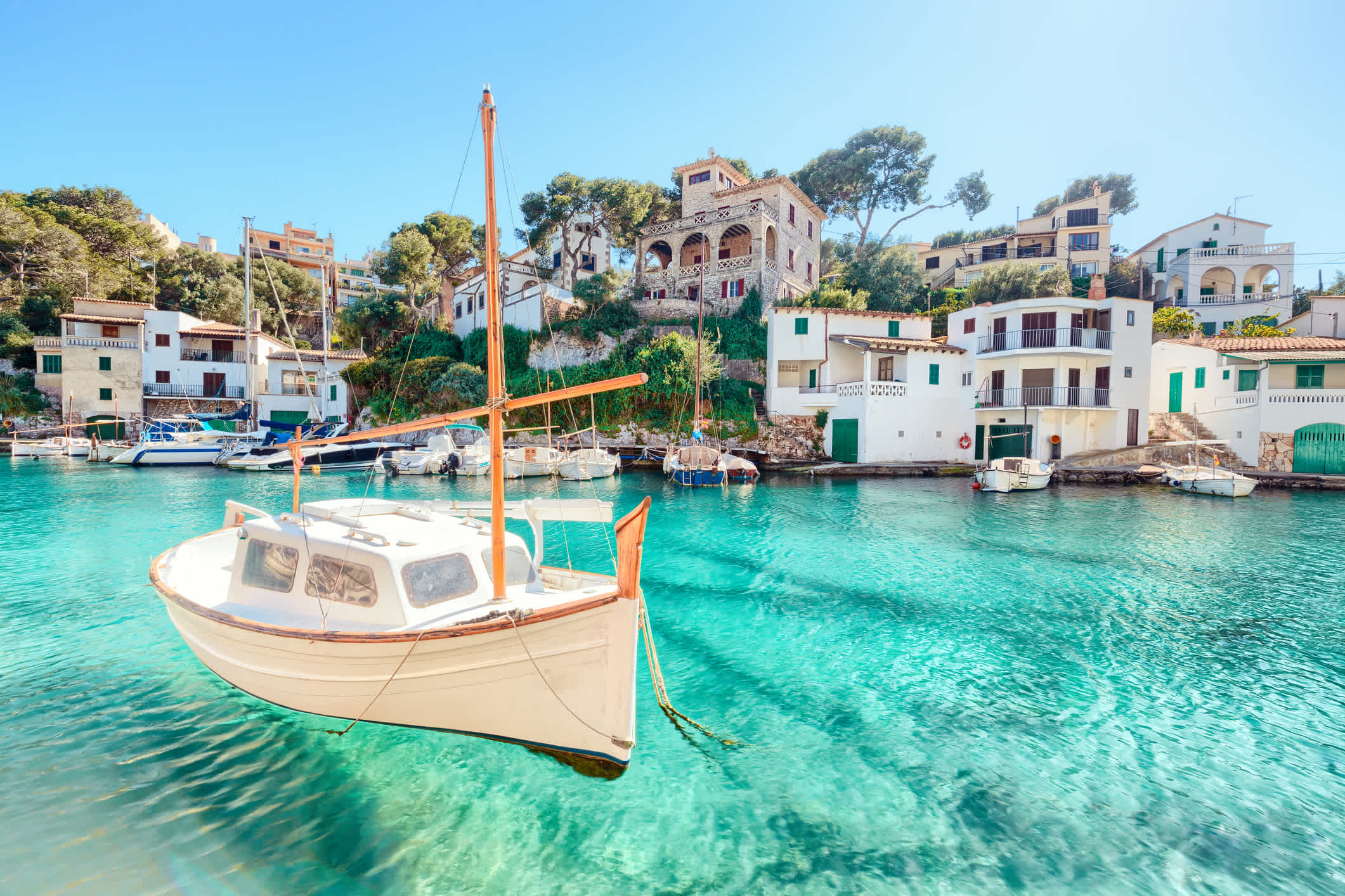 Ein Boot auf dem Meer in Cala Figuera, Mallorca, Spanien