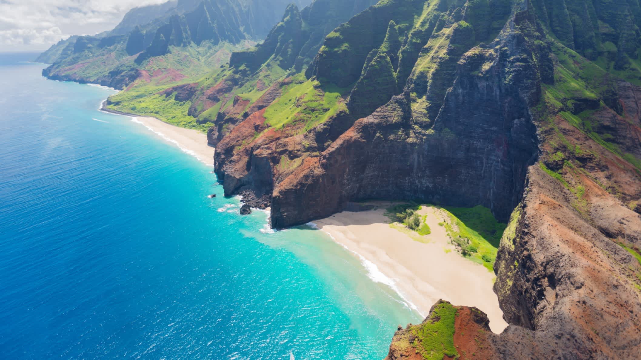 Blick auf Na Pali Cost auf der Insel Kauai auf Hawaii, USA an einem bewölkten Tag
