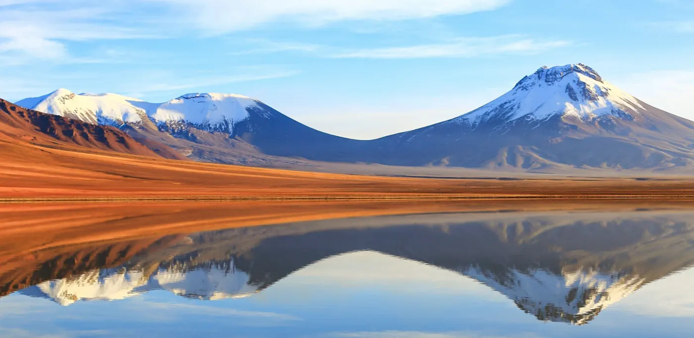 Montagnes enneigées reflétées dans un lac. San Pedro de Atacama, Antofagasta, Chili.