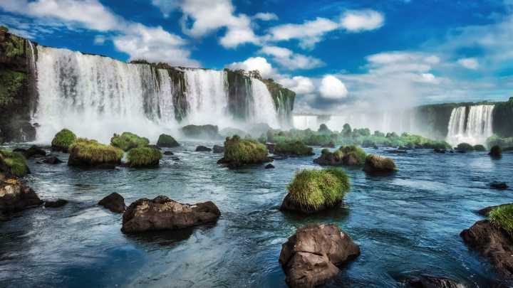 Blick auf die Iguazu Wasserfälle in Brasilien