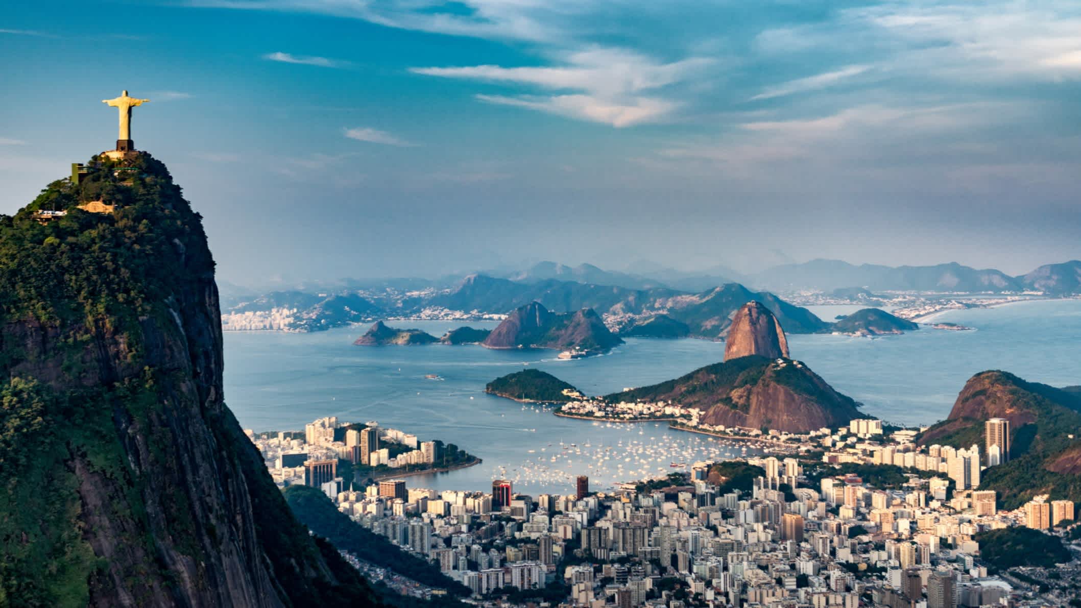 Luftaufnahme von Rio De Janeiro. Der Berg Corcovado mit der Christus-Erlöser-Statue, die Stadtgebiete Botafogo, Flamengo und Centro, der Zuckerhut.