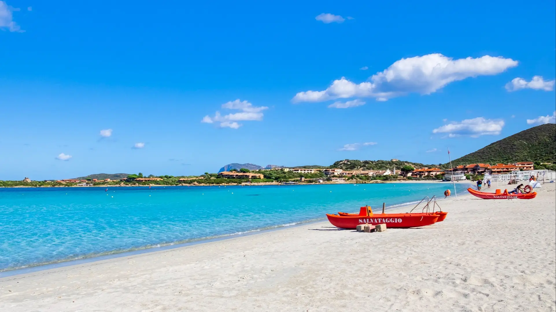 Italien, Sardinien, Marinella-Strand Blick zum Marinella-Strand in Gallura, Sardinien, Italien mit roten Booten am Strand sowie bei purem Sonnenschein.