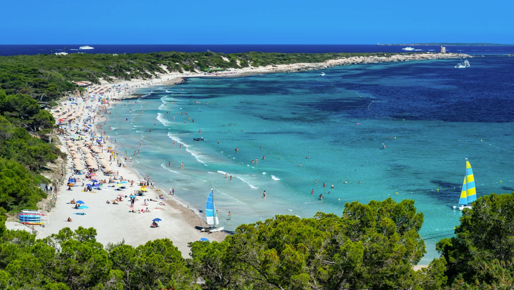 Luftaufnahme vom Strand mit Sonnenschirmen