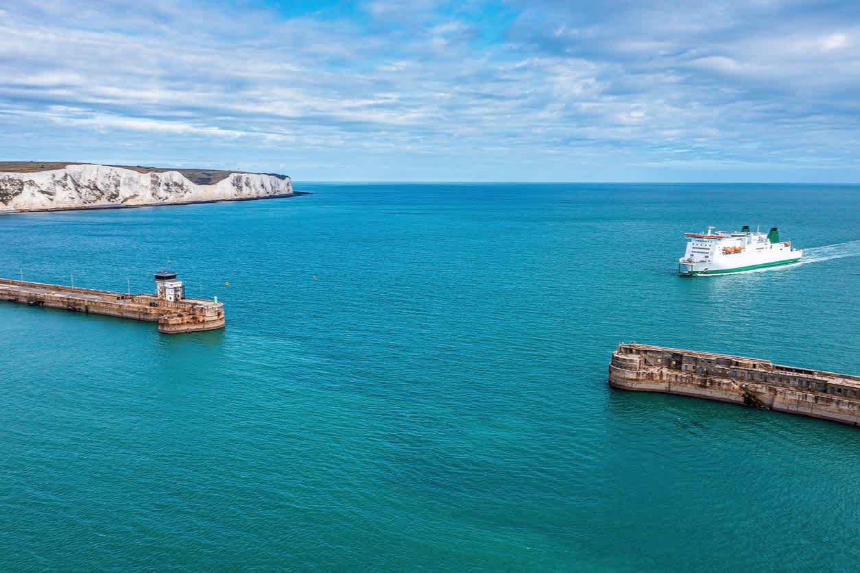Luftaufnahme des Hafens von Dover in England, UK.
