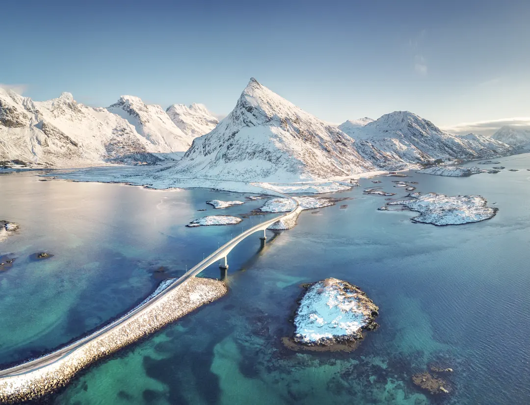 Brücke auf den Lofoten in Norwegen, Winter.
