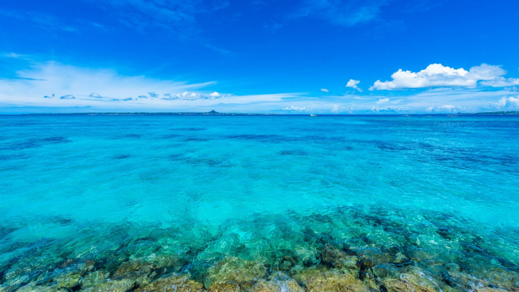 Türkisblaues, klares Meer am Emerald Beach, Okinawa, Japan bei blauem Himmel.