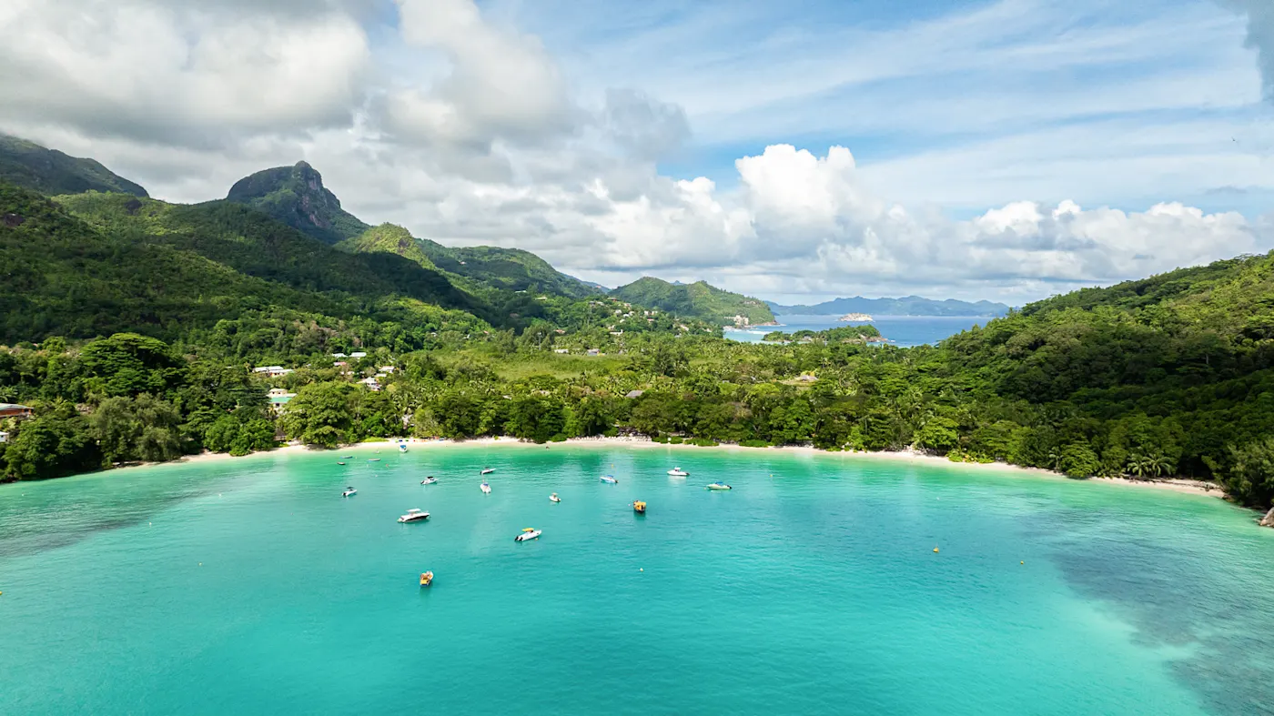 Seychellen, Mahe
Türkisfarbene Bucht mit ankernden Booten und üppigen Bergen im Hintergrund.Seychellen, Mahe. Hafen Launay