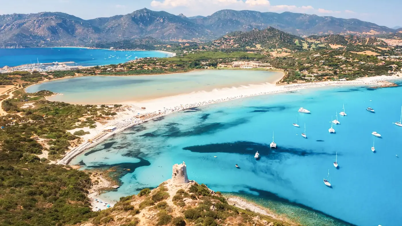Italie, Sardaigne, Villasimius Plages avec mer turquoise et tour. Villasimius, Sardaigne, Italie.