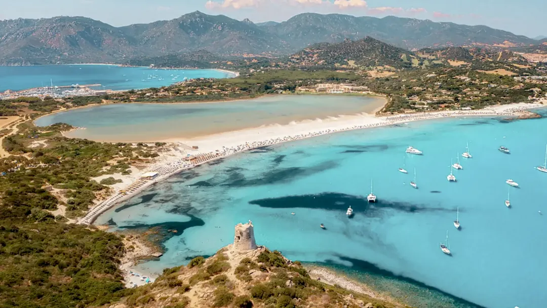 Strände mit türkisfarbenem Meer und Turm. Villasimius, Sardinien, Italien.