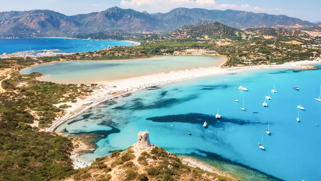 Strände mit türkisfarbenem Meer und Turm. Villasimius, Sardinien, Italien.