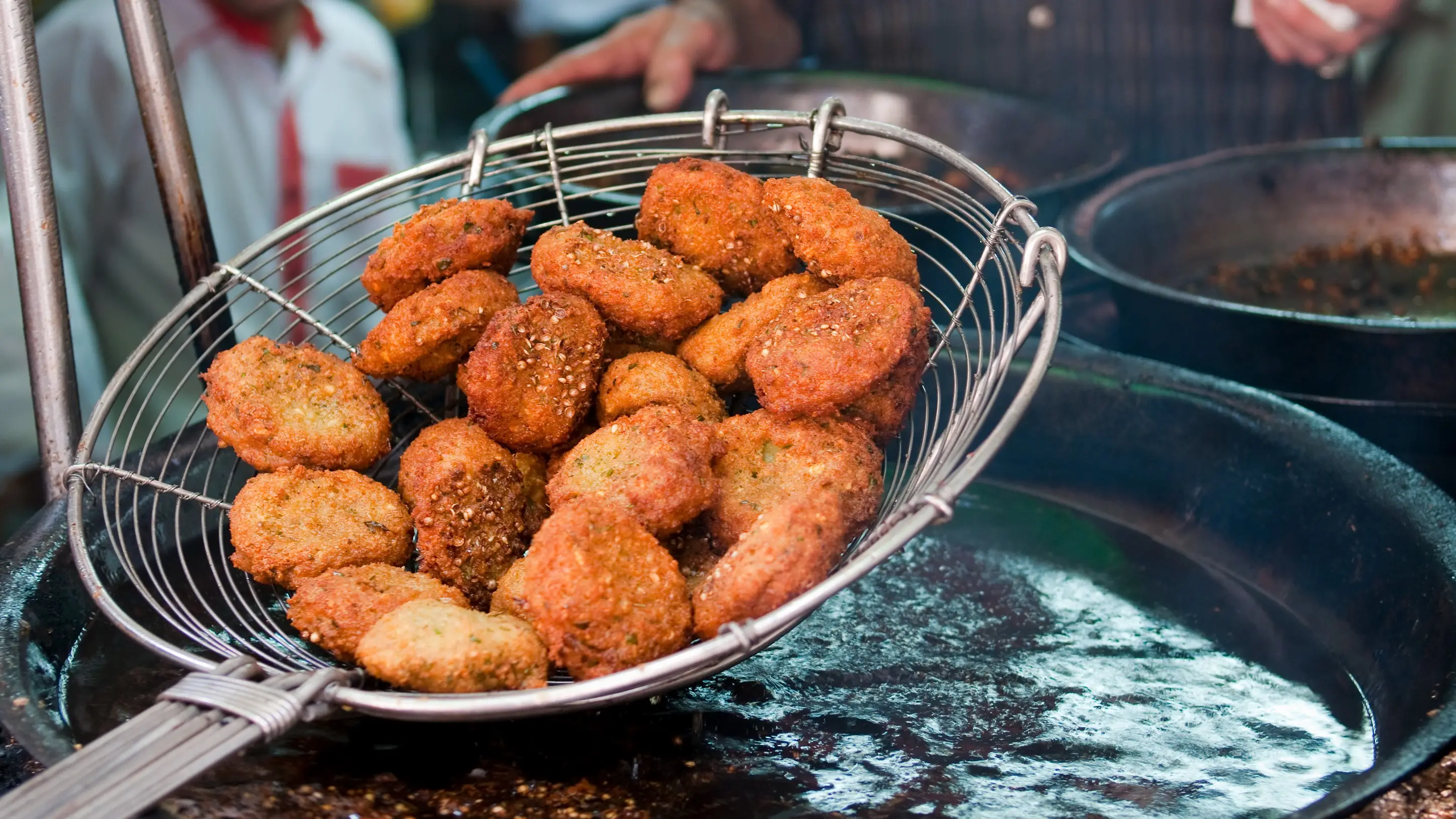 Ägypten, Tameya Falafel wird in in Kairo, Ägypten, aus heißem Öl gehoben.