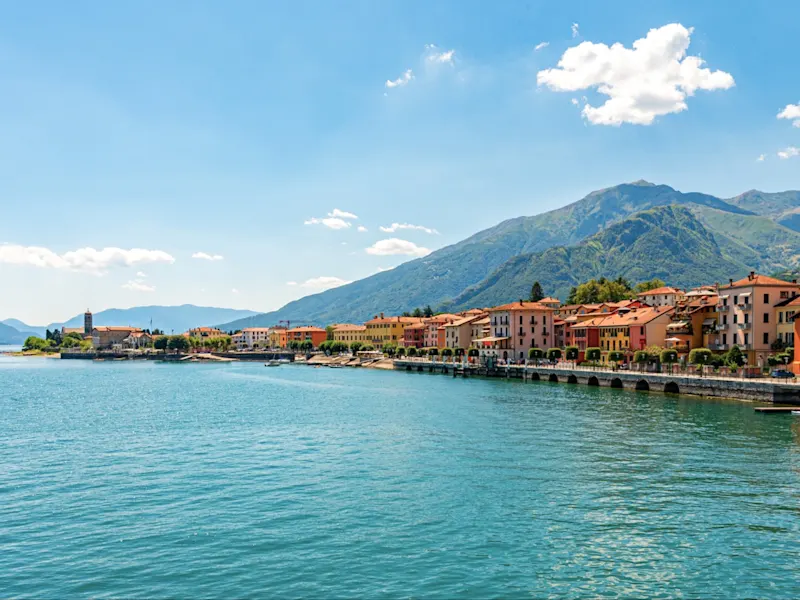 Lac de Côme Gravedona, Italie La plage de Gravedona, sur le lac de Côme, offre une vue imprenable sur les montagnes et est l'endroit idéal pour se détendre dans un environnement calme.