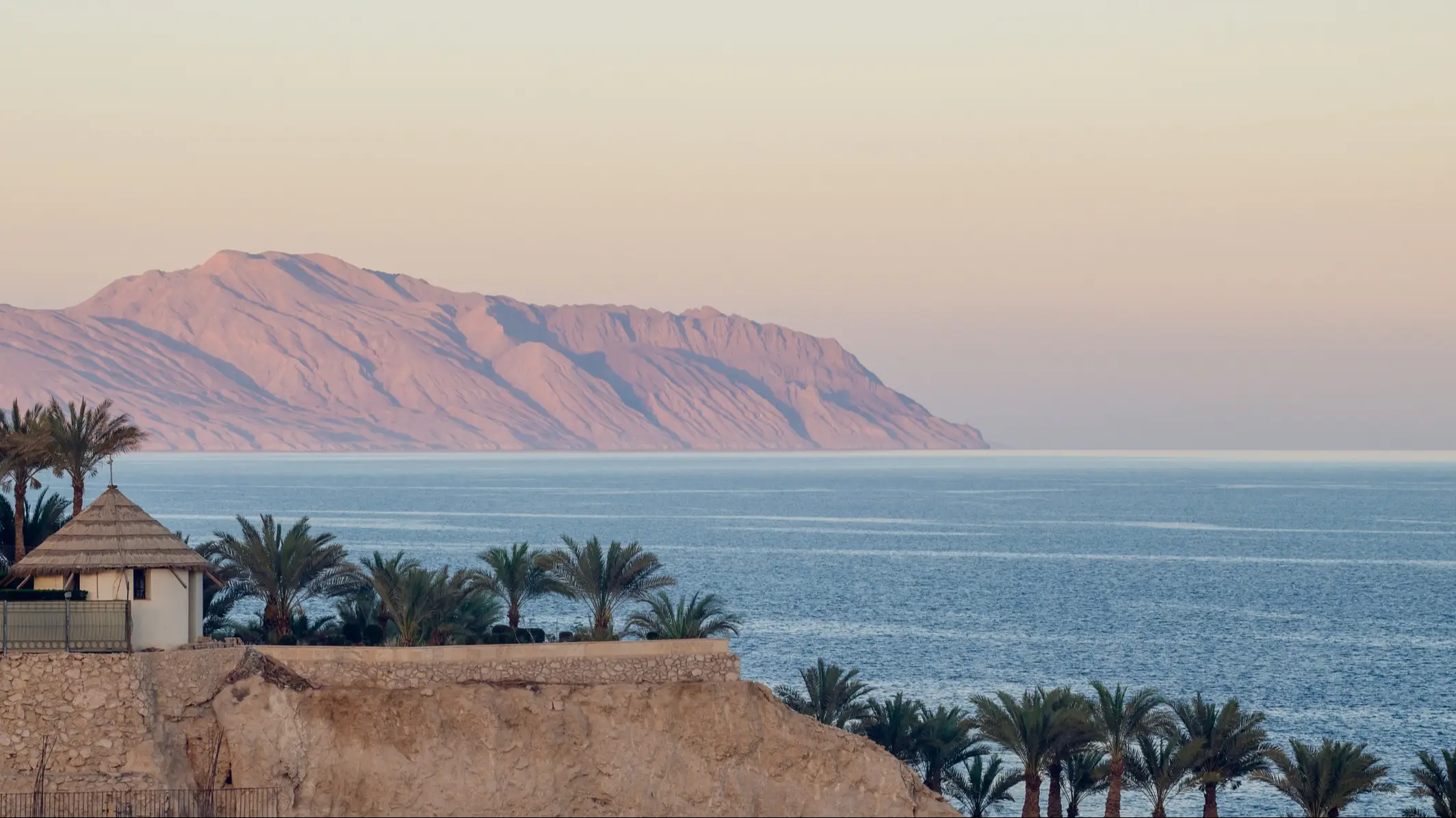 Berglandschaft der Insel Tiran im Roten Meer bei Sonnenuntergang.

