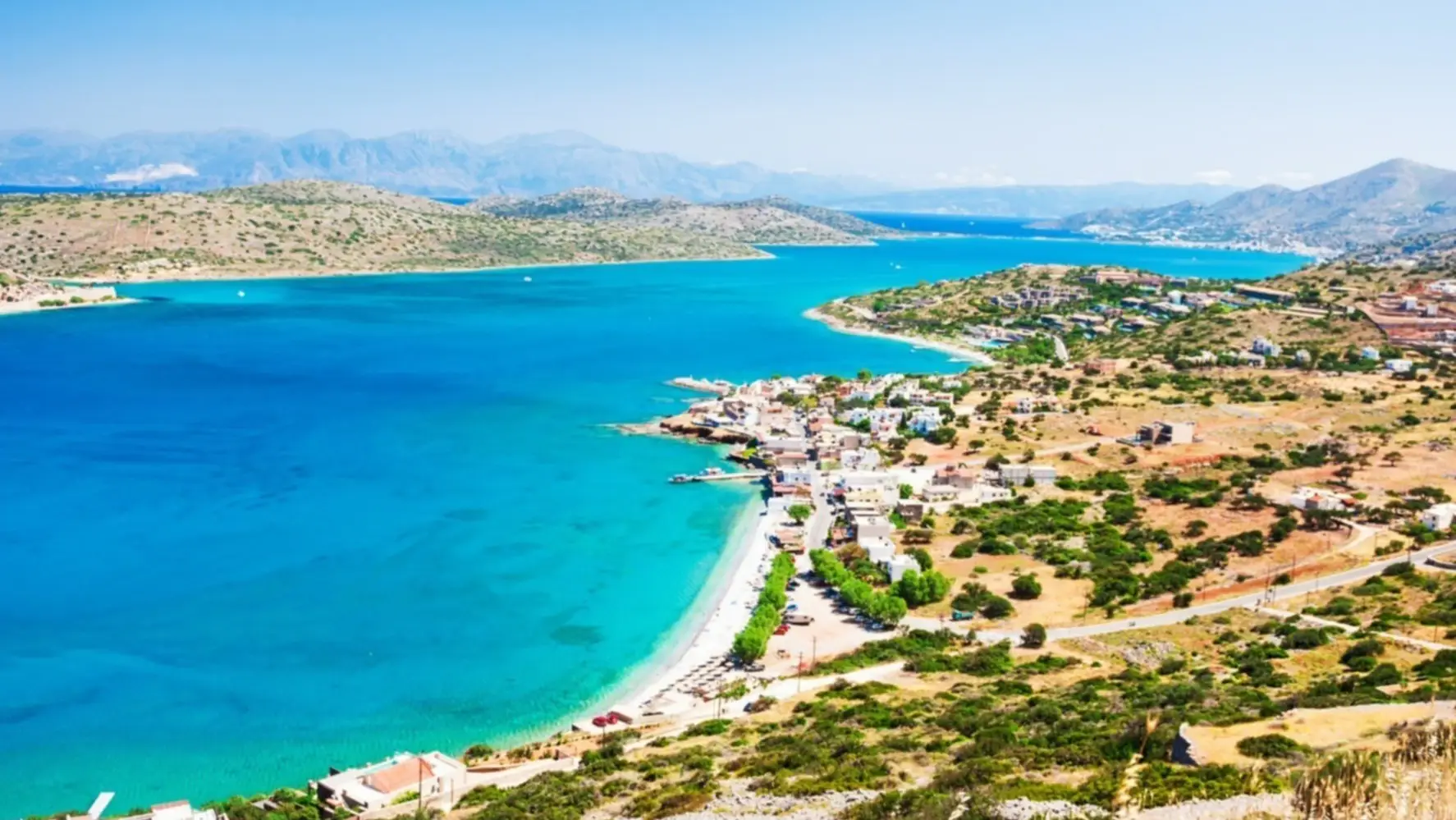 Panoramablick aus der Luft auf die Meeresküste und die Insel Spinalonga in Elounda, Kreta, Griechenland.


