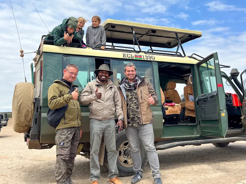 Kenia Safari Die Familie von Joanna Hanisevski vor dem Ranger-Wagen auf Safari, bereit, die Big 5 in Afrika zu erleben