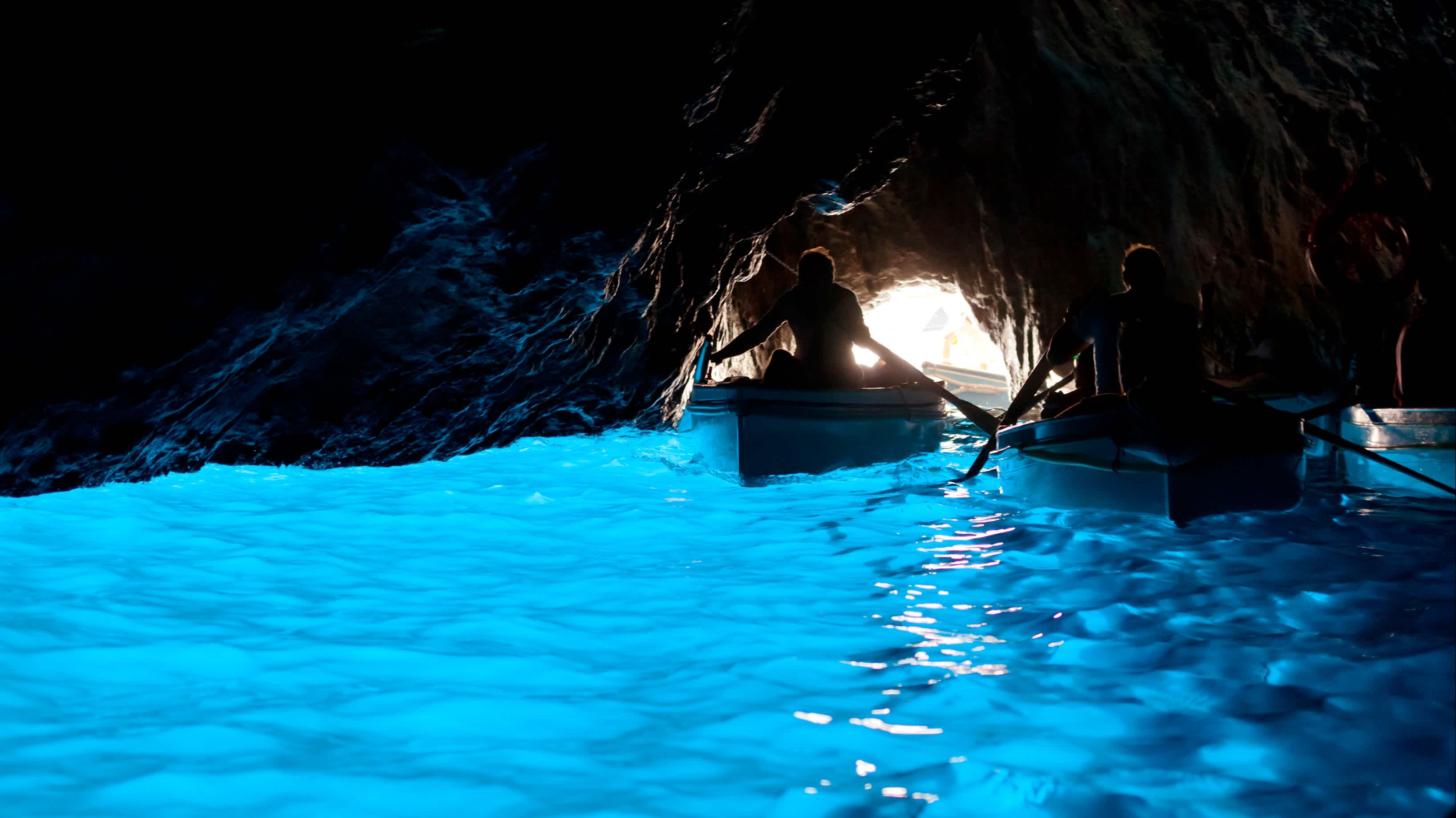 Die Blaue Grotte, italienisch "Grotta Azzurra", ist eine Meeresgrotte an der Küste der Insel Capri in Süditalien.