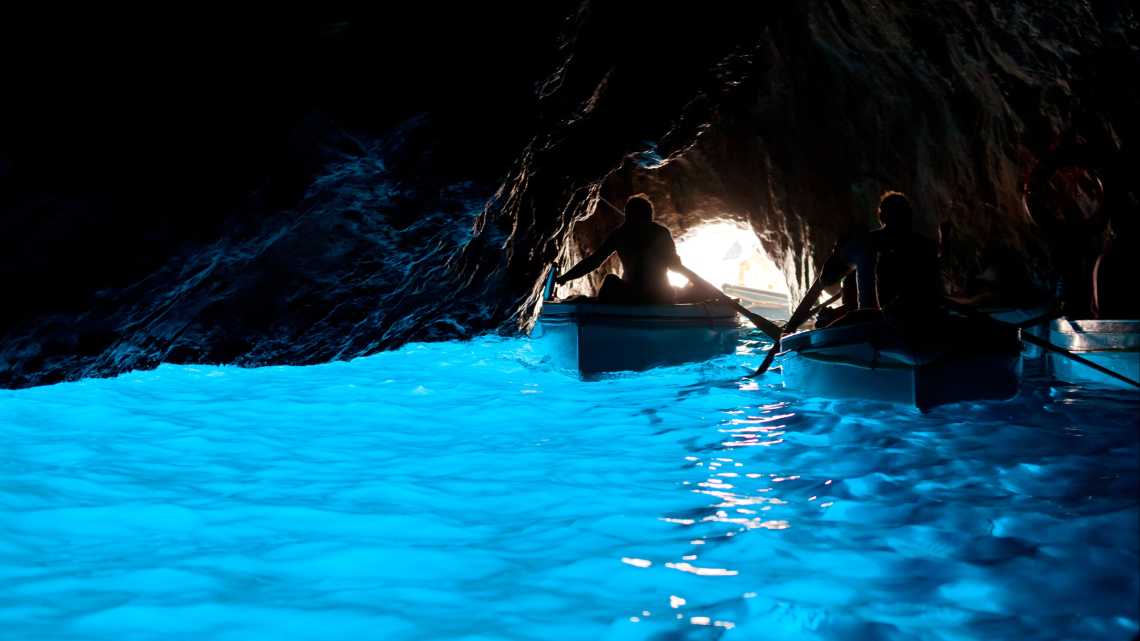 Die Blaue Grotte, italienisch "Grotta Azzurra", ist eine Meeresgrotte an der Küste der Insel Capri in Süditalien.