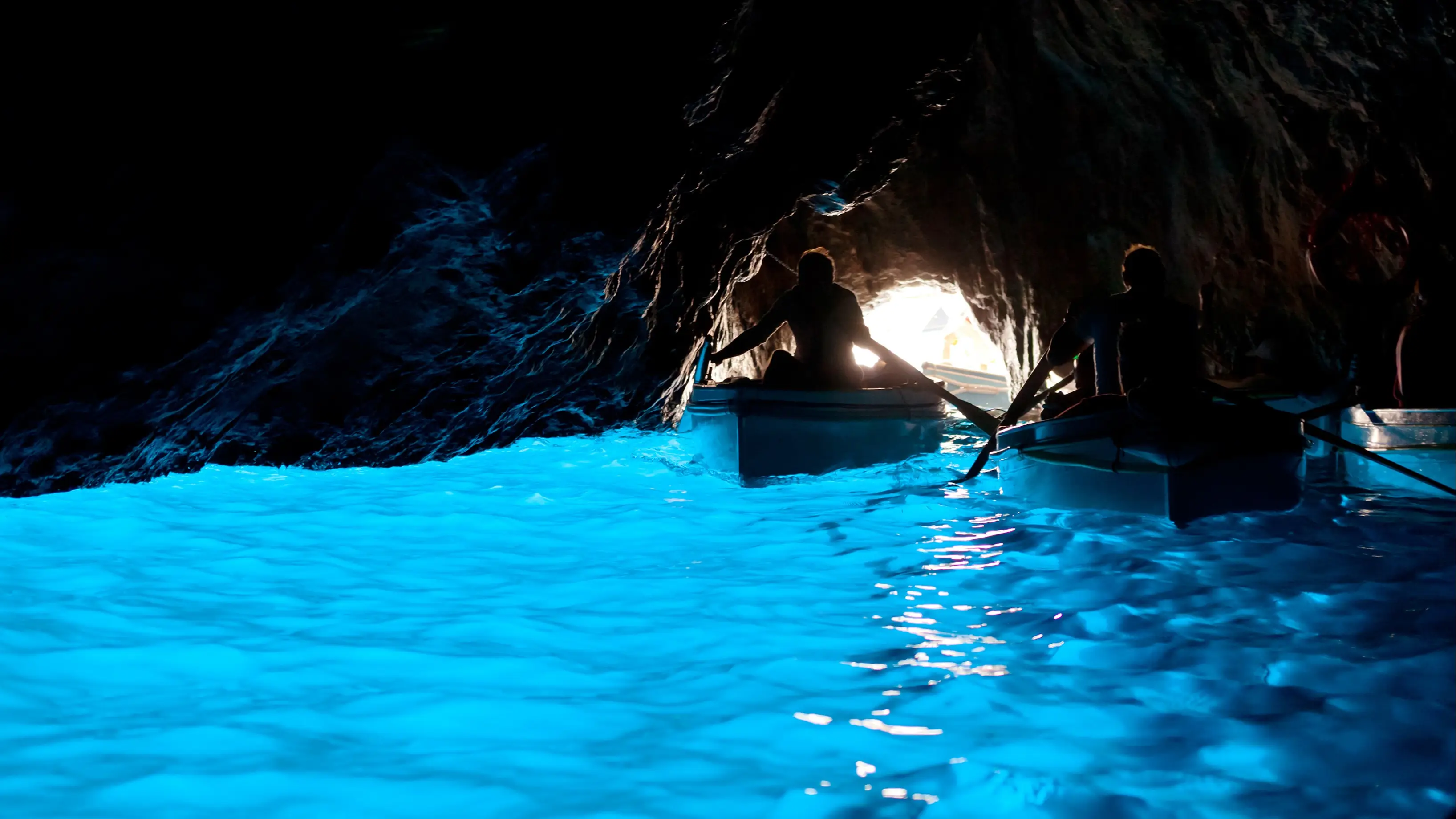 Italien Die Blaue Grotte Die Blaue Grotte, italienisch "Grotta Azzurra", ist eine Meeresgrotte an der Küste der Insel Capri in Süditalien.