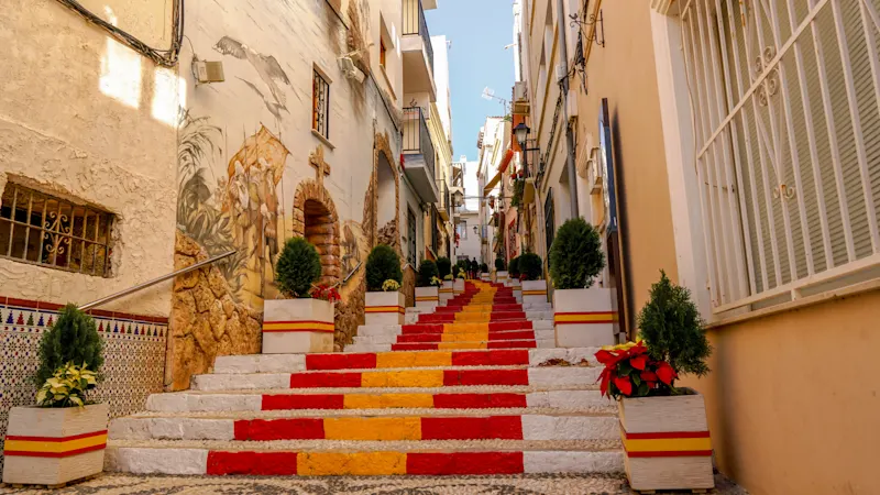 Treppen mit der Flagge Spaniens auf einer Straße in Calpe in Alicante

