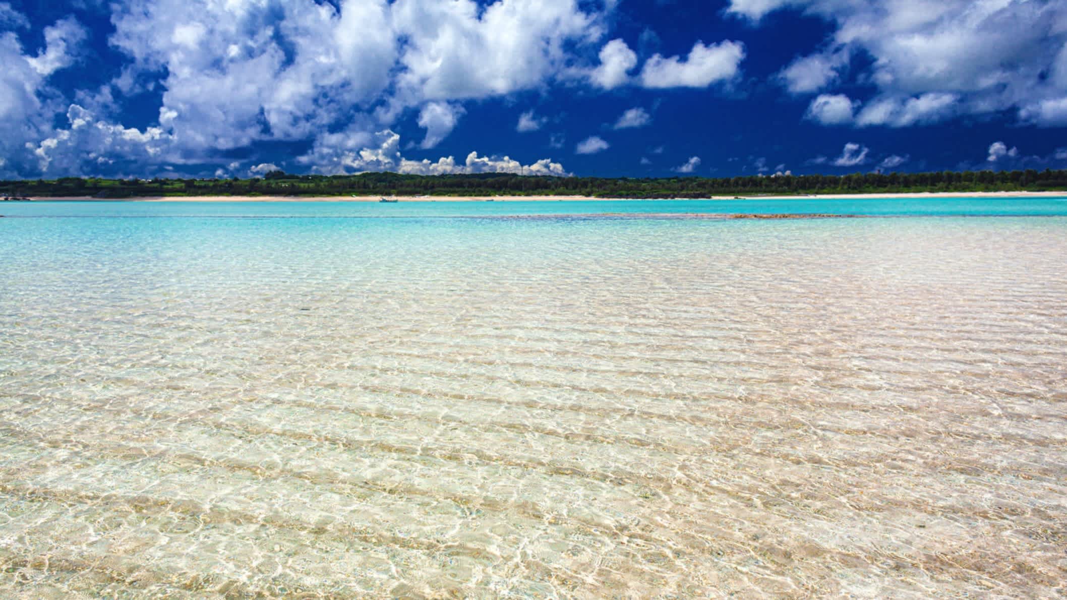 Sandbank im klaren Wasser von Yurigahama, Kagoshima, Japan und bei blauem Himmel.