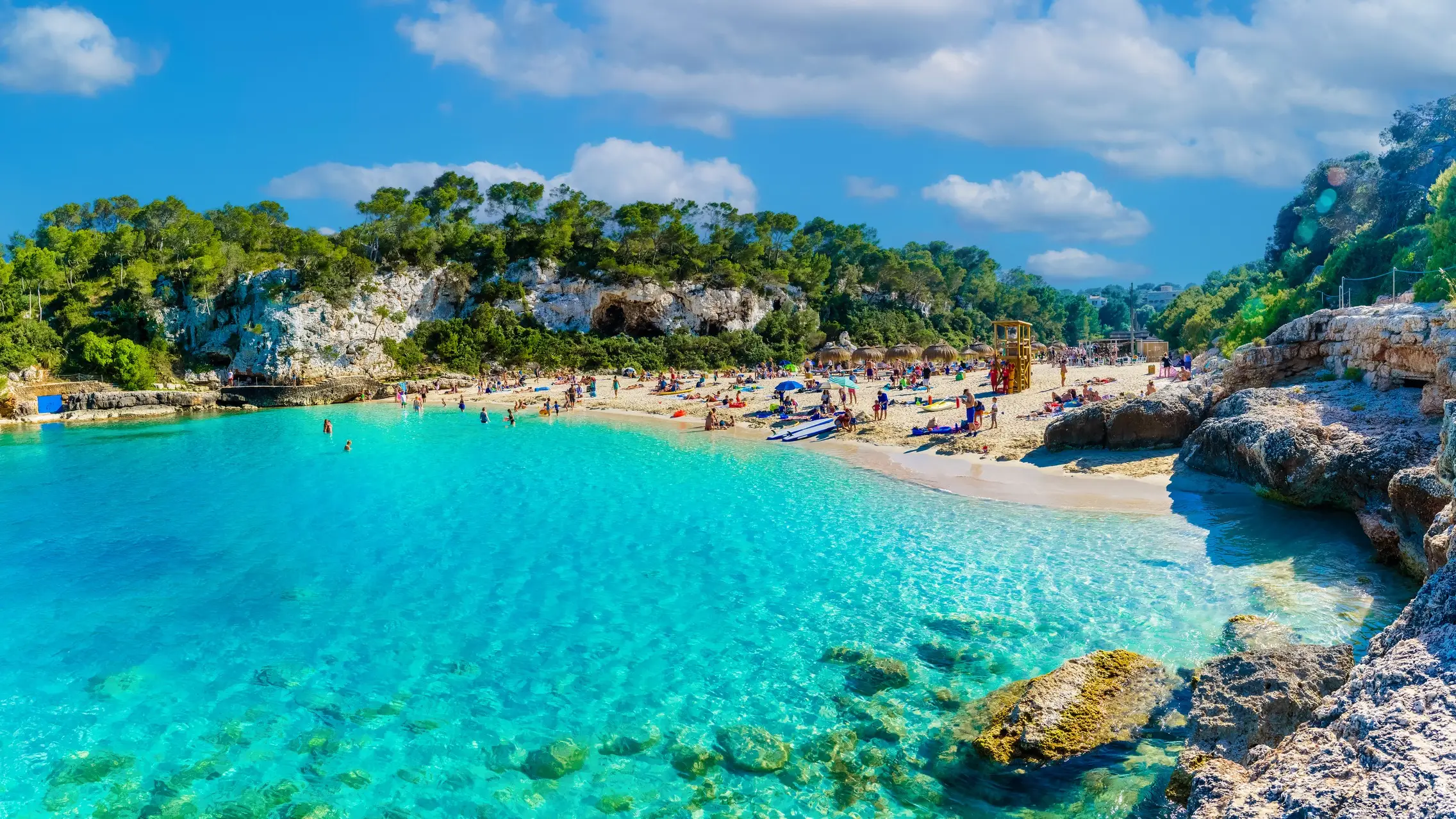 Blick auf den Strand Cala Llombards mit türkisfarbenem sauberem Wasser in der Sommersaison, Mallorca Balearen, Spanien.

