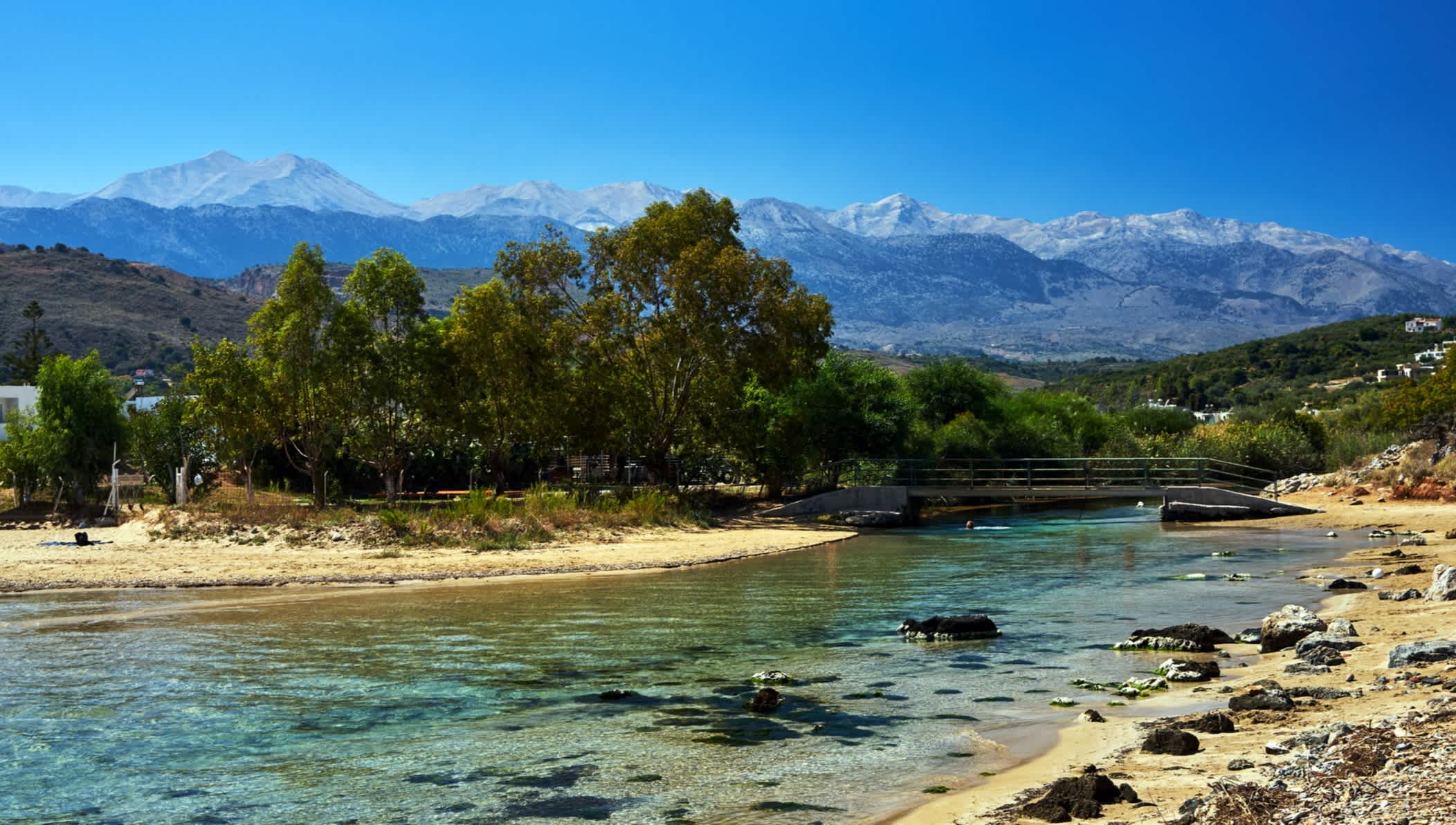 Der Blick auf das Lefka Ori Gebirge in der Stadt Georgioupoli, Kreta, Indonesien 