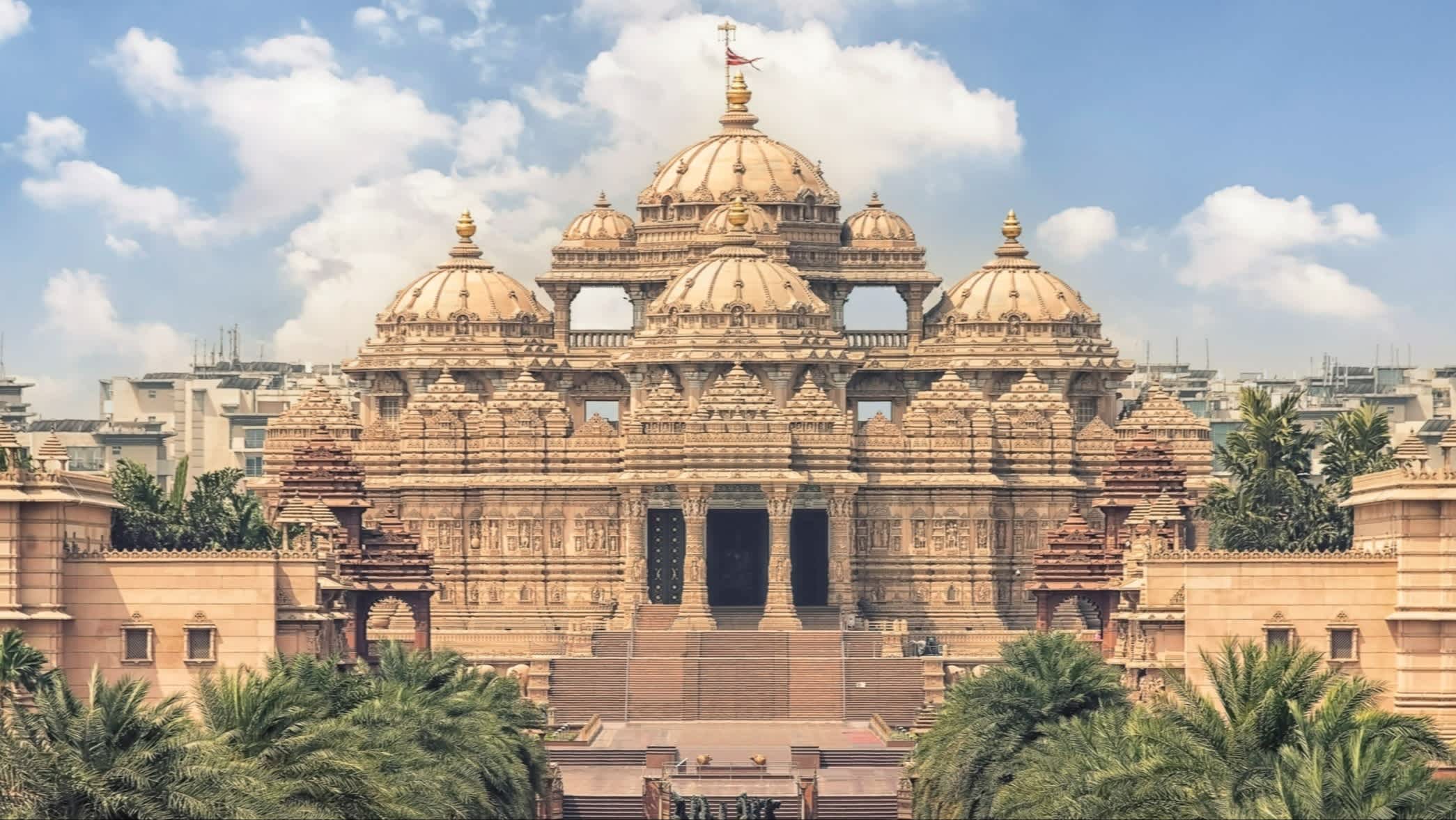 Vue de l'extérieur du temple hindou Akshardham à New Delhi, Inde

