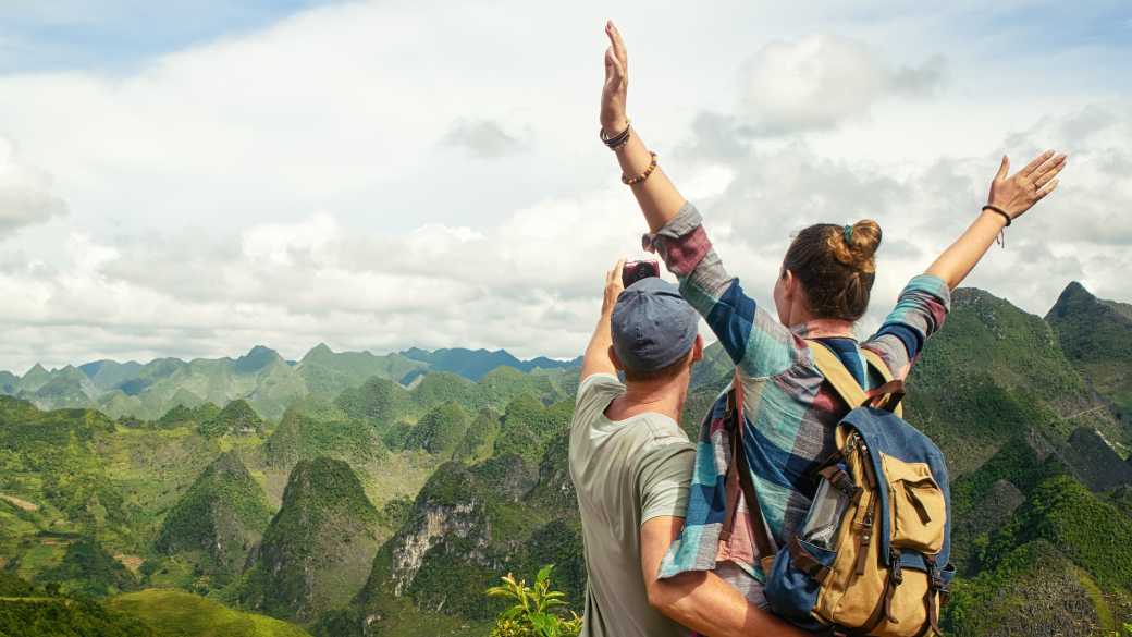 Paar vor Karstbergen in Vietnam