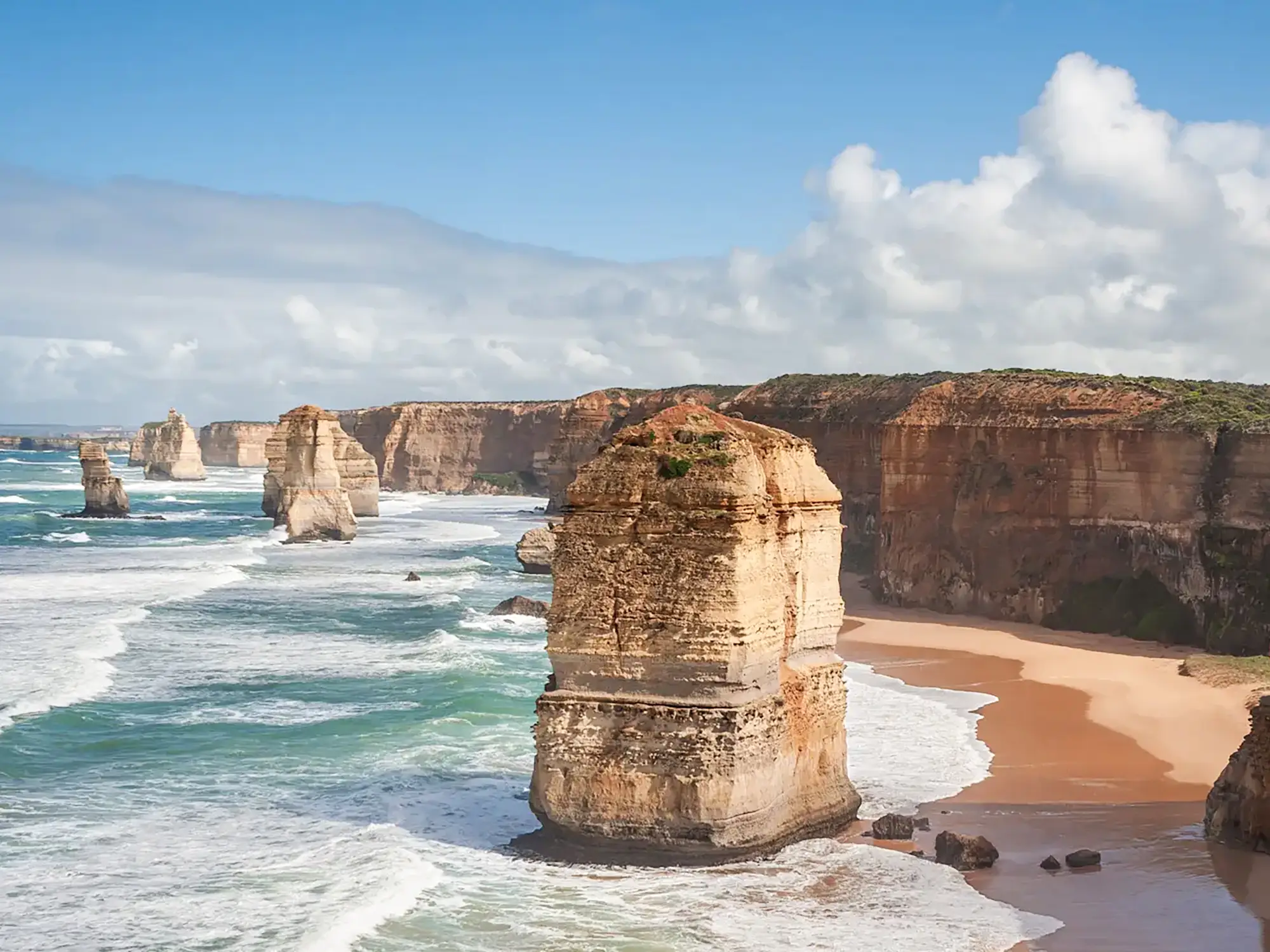 Zwölf Apostel, beeindruckende Kalksteinfelsen entlang der Great Ocean Road. Port Campbell, Victoria, Australien.