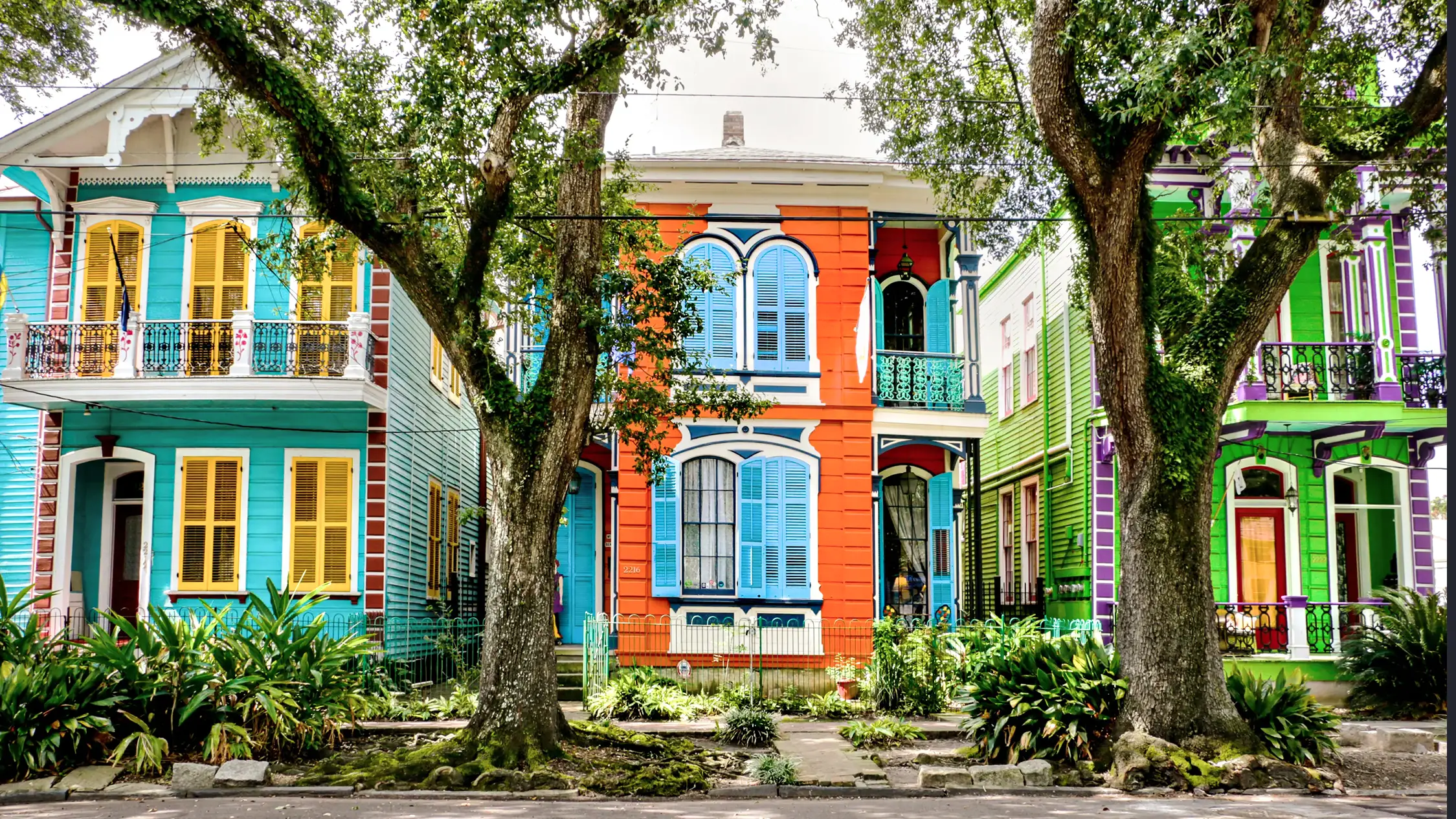 Bunte viktorianische Häuser in der Altstadt, New Orleans, Louisiana, USA.